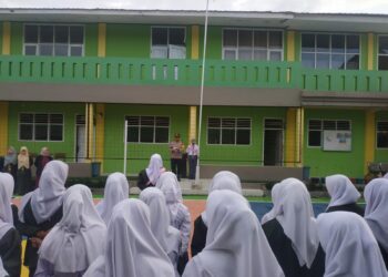Kapolsek Kadudampit Jadi Pembina Upacara Bendera di SMA attijarah