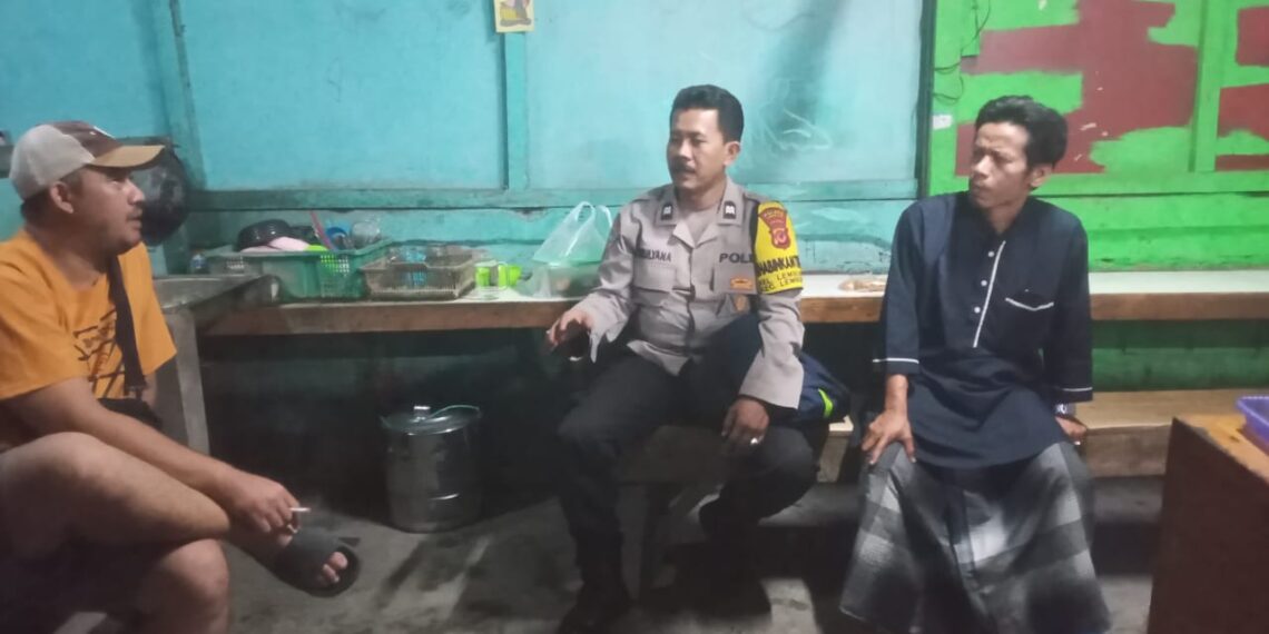 Sampaikan Himbauan Kamtibmas Bhabinkamtibmas Ngobrol Bersama Warga
