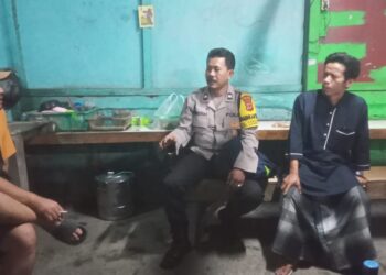 Sampaikan Himbauan Kamtibmas Bhabinkamtibmas Ngobrol Bersama Warga