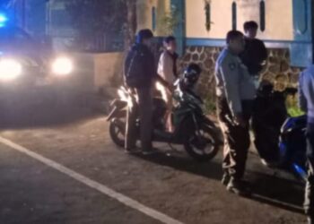 Patroli Malam Hari, Polisi Himbau Pemuda Untuk Tidak Nongkrong Larut Malam