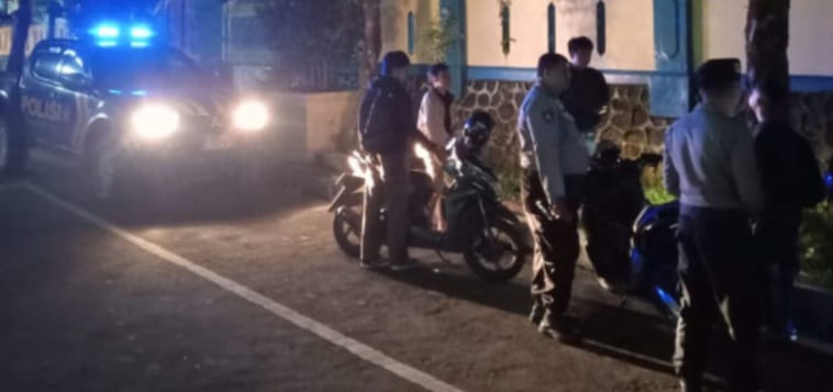 Patroli Malam Hari, Polisi Himbau Pemuda Untuk Tidak Nongkrong Larut Malam