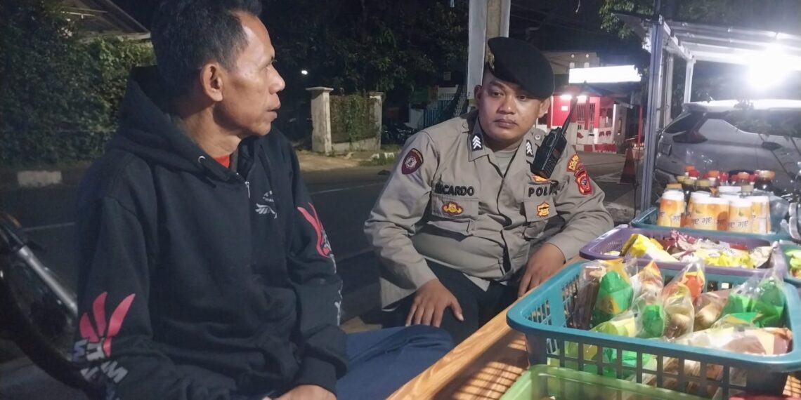 Sambang Warga di Warung Kopi, Polsek Gunungpuyuh Berikan Himbauan Tentang Kamtibmas Kepada Warga