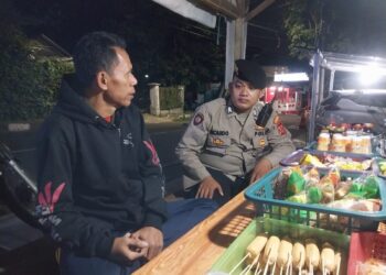 Sambang Warga di Warung Kopi,  Polsek Gunungpuyuh Berikan Himbauan Tentang Kamtibmas Kepada Warga