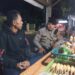 Sambang Warga di Warung Kopi, Polsek Gunungpuyuh Berikan Himbauan Tentang Kamtibmas Kepada Warga