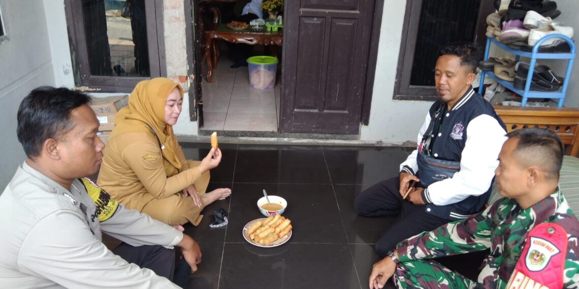 Bhabinkamtibmas Bersinergi dengan Babinsa Sambangi Warga Untuk Tingkatkan Harkamtibmas