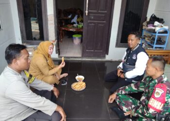 Bhabinkamtibmas Bersinergi dengan Babinsa Sambangi Warga Untuk Tingkatkan Harkamtibmas