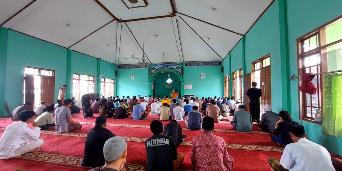 Kapolsek Cisaat melaksnakan salat Jum’at Keliling Jalin silaturahmi dengan warga