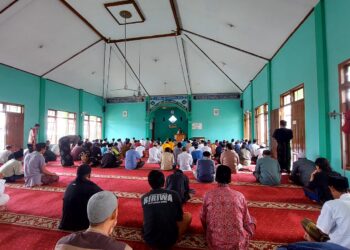 Kapolsek Cisaat melaksnakan salat Jum’at Keliling Jalin silaturahmi dengan warga