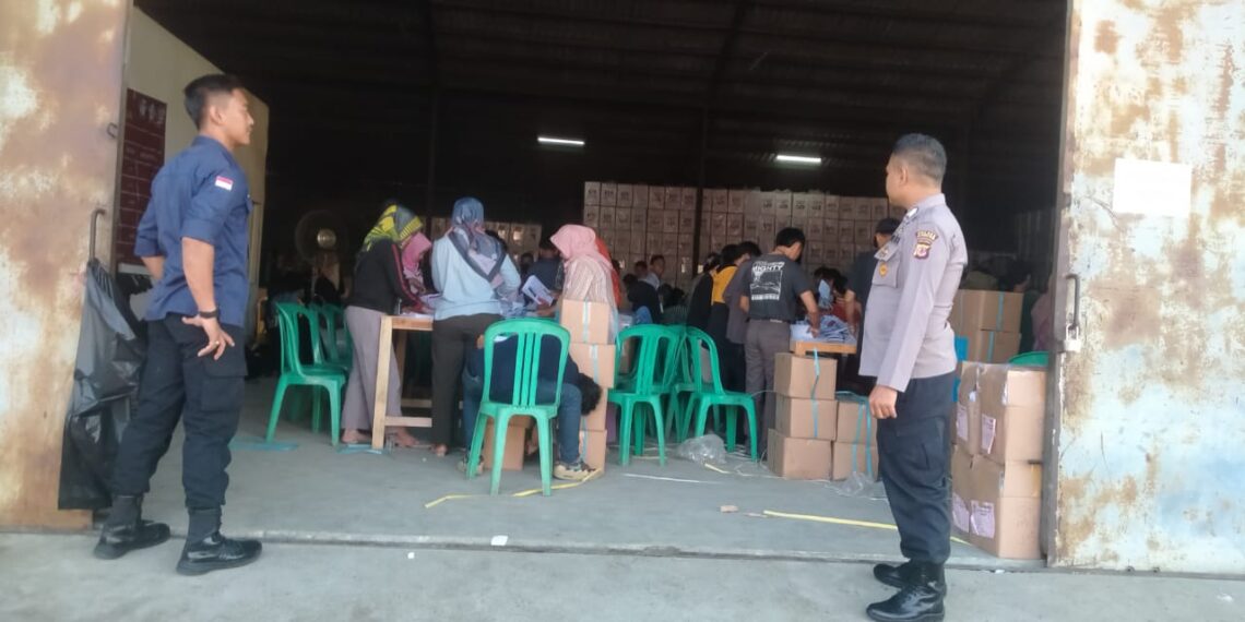 Personil Polsek Sukaraja Laksanakan Pengamanan Pelipatan Surat Suara Pemilu 2024 Di Gudang Logistik Kpu Kabupaten Sukabumi