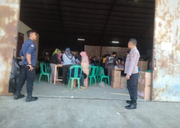 Personil Polsek Sukaraja Laksanakan Pengamanan Pelipatan Surat Suara Pemilu 2024 Di Gudang Logistik Kpu Kabupaten Sukabumi