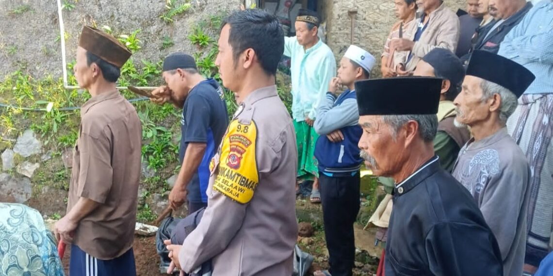 Hadiri Pemakaman Seorang Tokoh Masyarakat Desa Langensari Bhabinkamtibmas Polsek Sukaraja