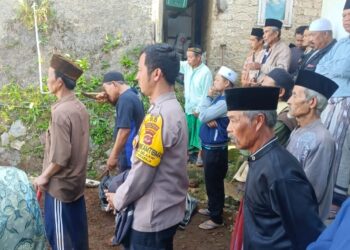 Hadiri Pemakaman Seorang Tokoh Masyarakat Desa Langensari Bhabinkamtibmas Polsek Sukaraja