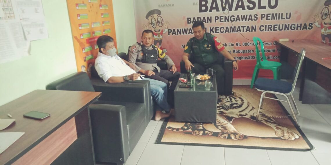 Agar Pemilu 2024 Aman dan Lancar, Bhabinkamtibmas Polsek Cireunghas dan Babinsa Patroli Dialogis dan Monitoring Kantor Panwascam