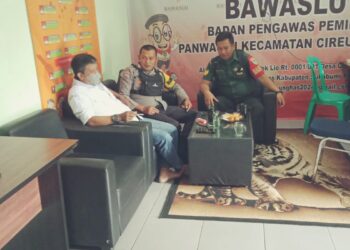 Agar Pemilu 2024 Aman dan Lancar, Bhabinkamtibmas Polsek Cireunghas dan Babinsa Patroli Dialogis dan Monitoring Kantor Panwascam