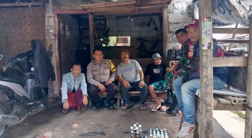 Sinergitas TNI-Polri Polsek Gunungguruh Sambangi Warga, Beri Imbauan Kamtibmas Menjelang Pemilu 2024