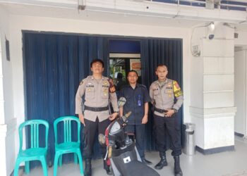 Anggota Patroli dan Bhabinkamtibmas sambangi Petugas security  Sampaikan Himbauan Kamtimbas