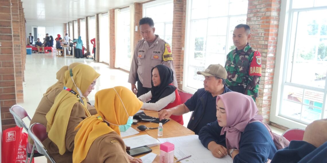 Bhabinkamtibmas Bersinergi dengan Babinsa Sambangi Warga Untuk Tingkatkan Harkamtibmas