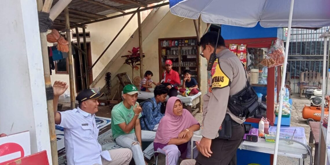 Bhabinkamtibmas Polsek Cibeureum Polres Sukabumi Kota  memberikan imbauan kamtibmas kepada masyarakat menjelang pemilu tahun 2024.