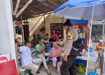 Bhabinkamtibmas Polsek Cibeureum Polres Sukabumi Kota  memberikan imbauan kamtibmas kepada masyarakat menjelang pemilu tahun 2024.