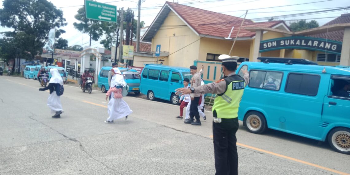 Unit Lantas Polsek Sukalarang Gatur Lalin Siang Dan Pemantauan Arus Lalu Lintas