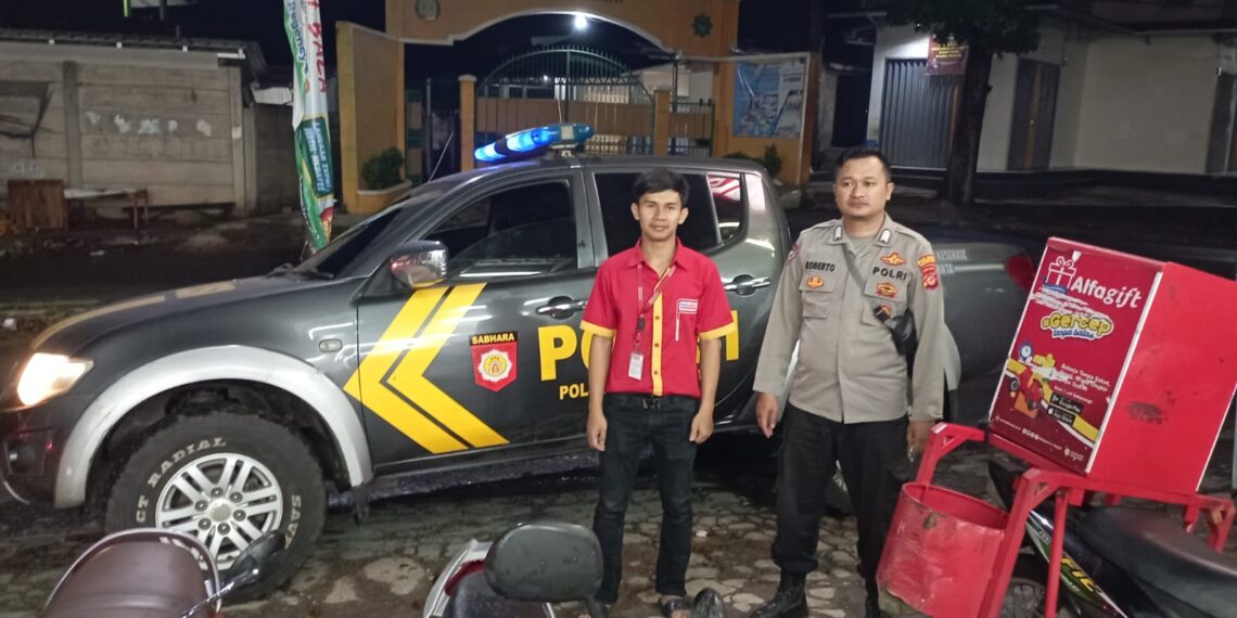 Bhabinkamtibmas Polsek Kebon Pedes, Patroli Kampung Ciseke Desa Cikaret dan Sampaikan Himbauan Kamtibmas