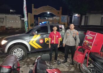 Bhabinkamtibmas Polsek Kebon Pedes, Patroli Kampung Ciseke Desa Cikaret dan Sampaikan Himbauan Kamtibmas