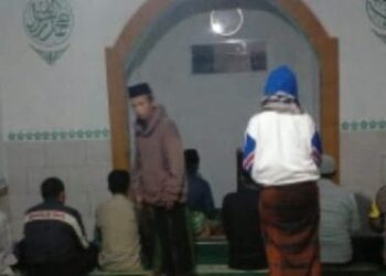Bhabinkamtibmas Polsek Kadudampit Dekatkan, Dengan warga Melalui Shalat Subuh Berjamaah
