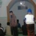 Bhabinkamtibmas Polsek Kadudampit Dekatkan, Dengan warga Melalui Shalat Subuh Berjamaah