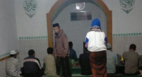 Bhabinkamtibmas Polsek Kadudampit Dekatkan, Dengan warga Melalui Shalat Subuh Berjamaah
