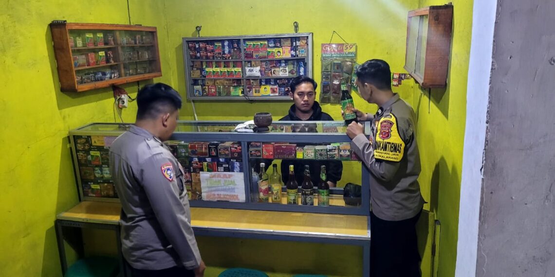 Antisipasi Peredaran Miras Polsek Sukalarang Lakukan Patroli Razia Ke Kios Jamu