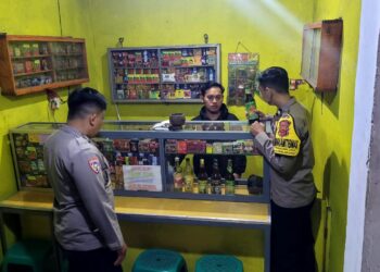 Antisipasi Peredaran Miras Polsek Sukalarang Lakukan Patroli Razia Ke Kios Jamu