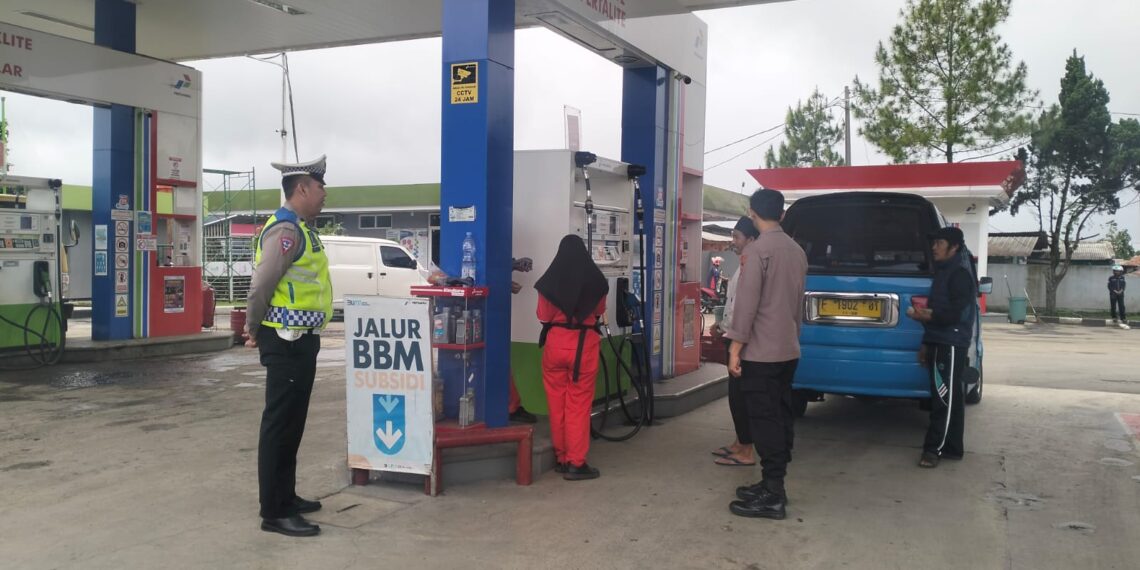 Polisi Polsek Sukalarang Giat Patroli Dialogis Antisipasi Gangguan Kamtibmas Di SPBU