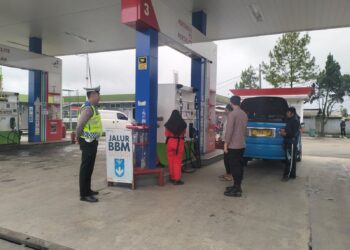 Polisi Polsek Sukalarang Giat Patroli Dialogis Antisipasi Gangguan Kamtibmas Di SPBU