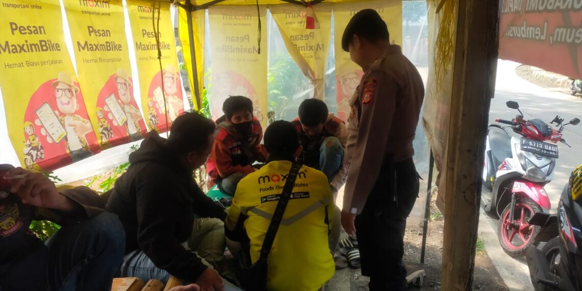 Patroli Siang Hari Unit Samapta Polsek Cibeureum Sampaikan Pesan Kamtibmas