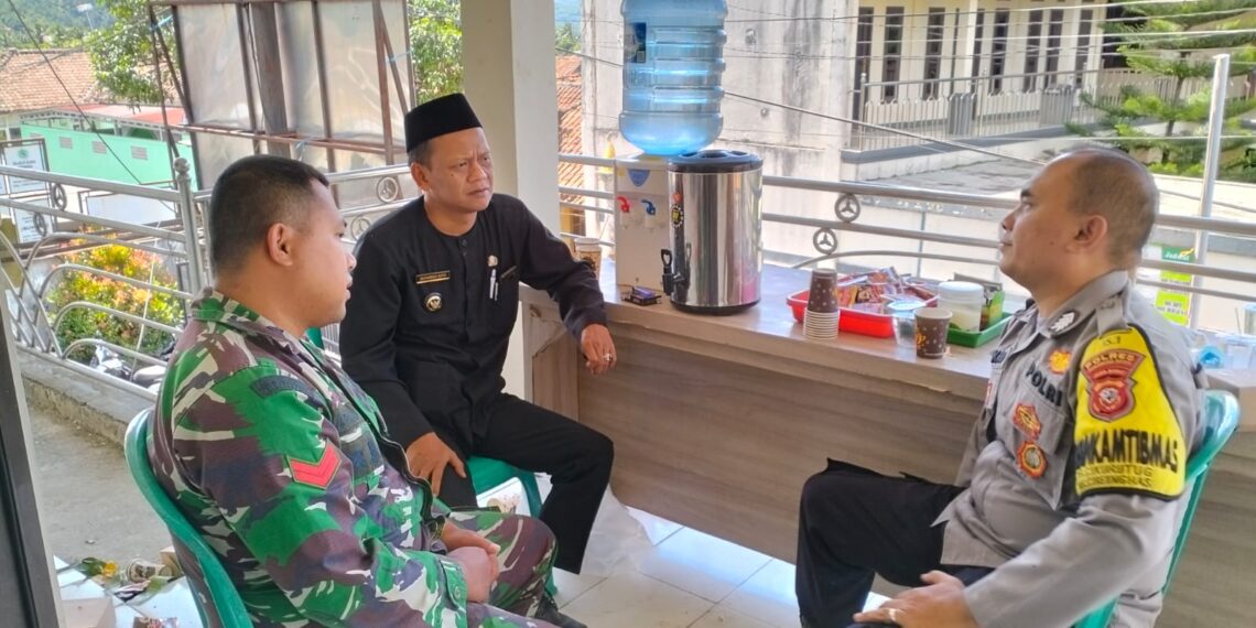 Sambang Bhabinkamtibmas Polsek Cireunghas Polres Sukabumi Kota Bersama Babinsa Koordinasi Dengan Kepala Desa