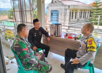 Sambang Bhabinkamtibmas Polsek Cireunghas Polres Sukabumi Kota Bersama Babinsa Koordinasi Dengan Kepala Desa