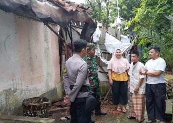 Babinkamtibmas bersinergi dengan Babinsa Sambangi Warga dan Berikan Imbauan Kamtibmas