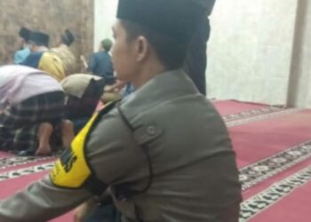 Bhabinkamtibmas Kelurahan Cikondang Polsek Citamiang Laksanakan Sholat Berjamaah