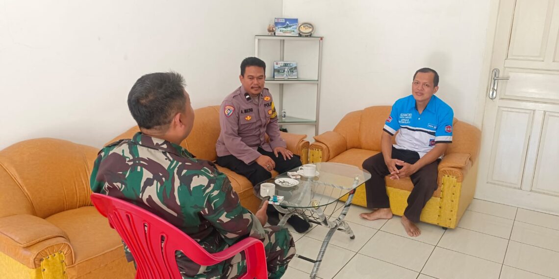 Sinergitas TNI-POLRI Bhabinkamtibmas Kel. Gedongpanjang  bersama Babinsa melaksanakan Sambang Warga Binaan.