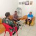 Sinergitas TNI-POLRI Bhabinkamtibmas Kel. Gedongpanjang bersama Babinsa melaksanakan Sambang Warga Binaan.