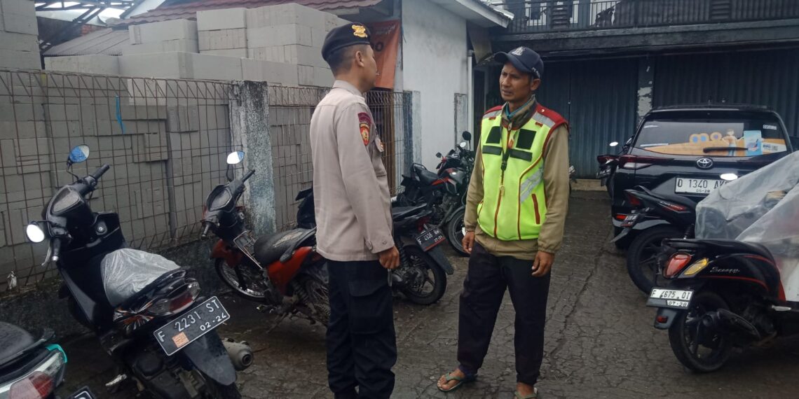Cegah Curanmor Polsek Sukalarang Berikan Himbauan Kamtibmas Kepada petugas Parkir