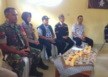 Bhabinkamtibmas Polwan Hadiri Acara Pelantikan Kelompok Penyelenggara Pemungutan Suara (KPPS) Tingkat Kelurahan Warudoyong Ta 2024.