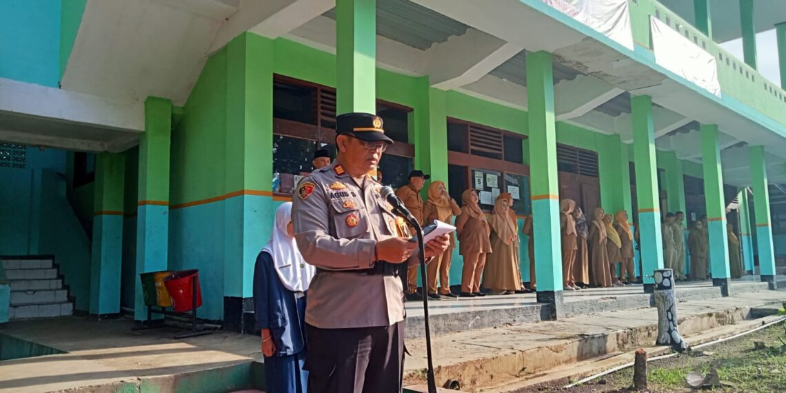 Kapolsek Lembursitu Pembina Upacara di SMPN 13 Jln Plabuan ll Kota Sukabumi  Sampaikan Himbauan Kamtibmas