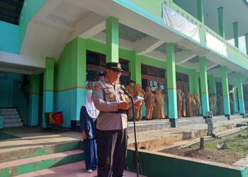 Kapolsek Lembursitu Pembina Upacara di SMPN 13 Jln Plabuan ll Kota Sukabumi  Sampaikan Himbauan Kamtibmas