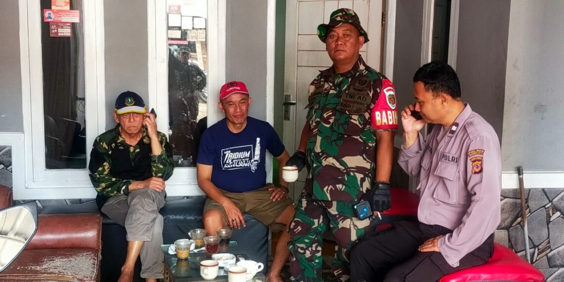 Sambangi Warga Untuk Tingkatkan Harkamtibmas Bhabinkamtibmas Bersinergi dengan Babinsa