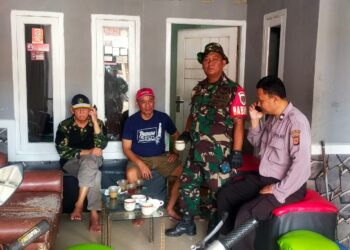 Sambangi Warga Untuk Tingkatkan Harkamtibmas Bhabinkamtibmas Bersinergi dengan Babinsa