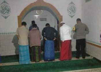 Melalui Shalat Subuh Berjamaah Bhabinkamtibmas Polsek Kadudampit Dekatkan Dengan Warga