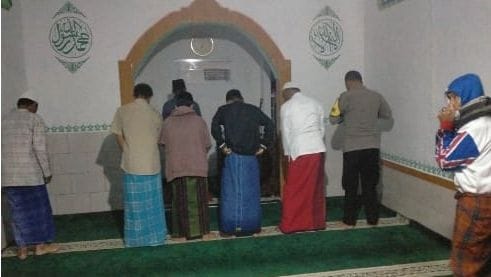 Melalui Shalat Subuh Berjamaah Bhabinkamtibmas Polsek Kadudampit Dekatkan Dengan Warga