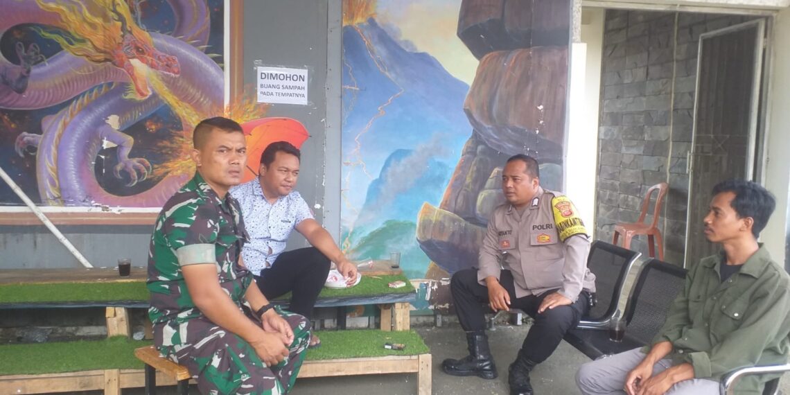 Memasuki Musim Hujan, Senergitas TNI – Polri Bhabinkamtibmas Himbau Warga Waspada Bencana Alam
