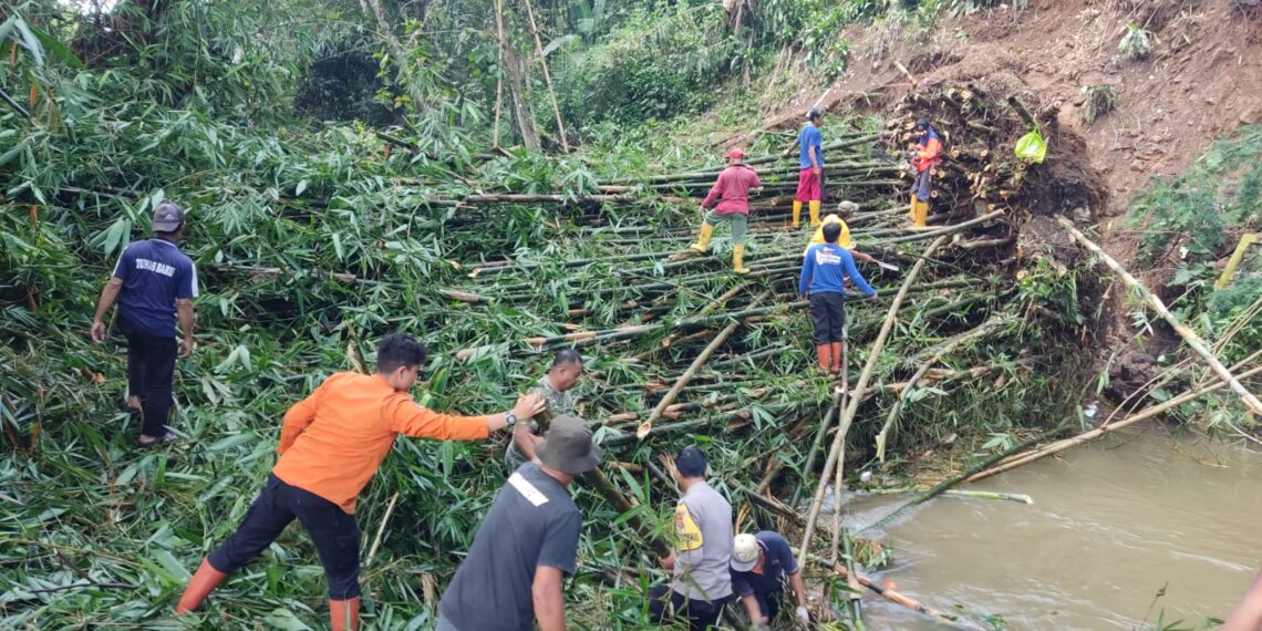 Kanit Binmas & Bhabinkamtibmas Karangtengah Polsek Gunungpuyuh laksanakan Sinergitas Tni-Polri Dengan Kegiatan Sambang Silaturahmi Dan Kerja Bhakti